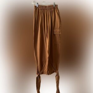 SOFI chicory pull on capri pants w bows @ bottom size small waist pockets